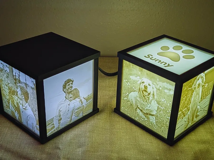 Deux cubes lumineux avec des photos de couple et de chien