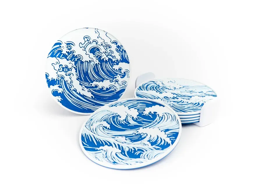 Dessous de verre imprimés en 3D avec un motif de vagues bleues et leur support